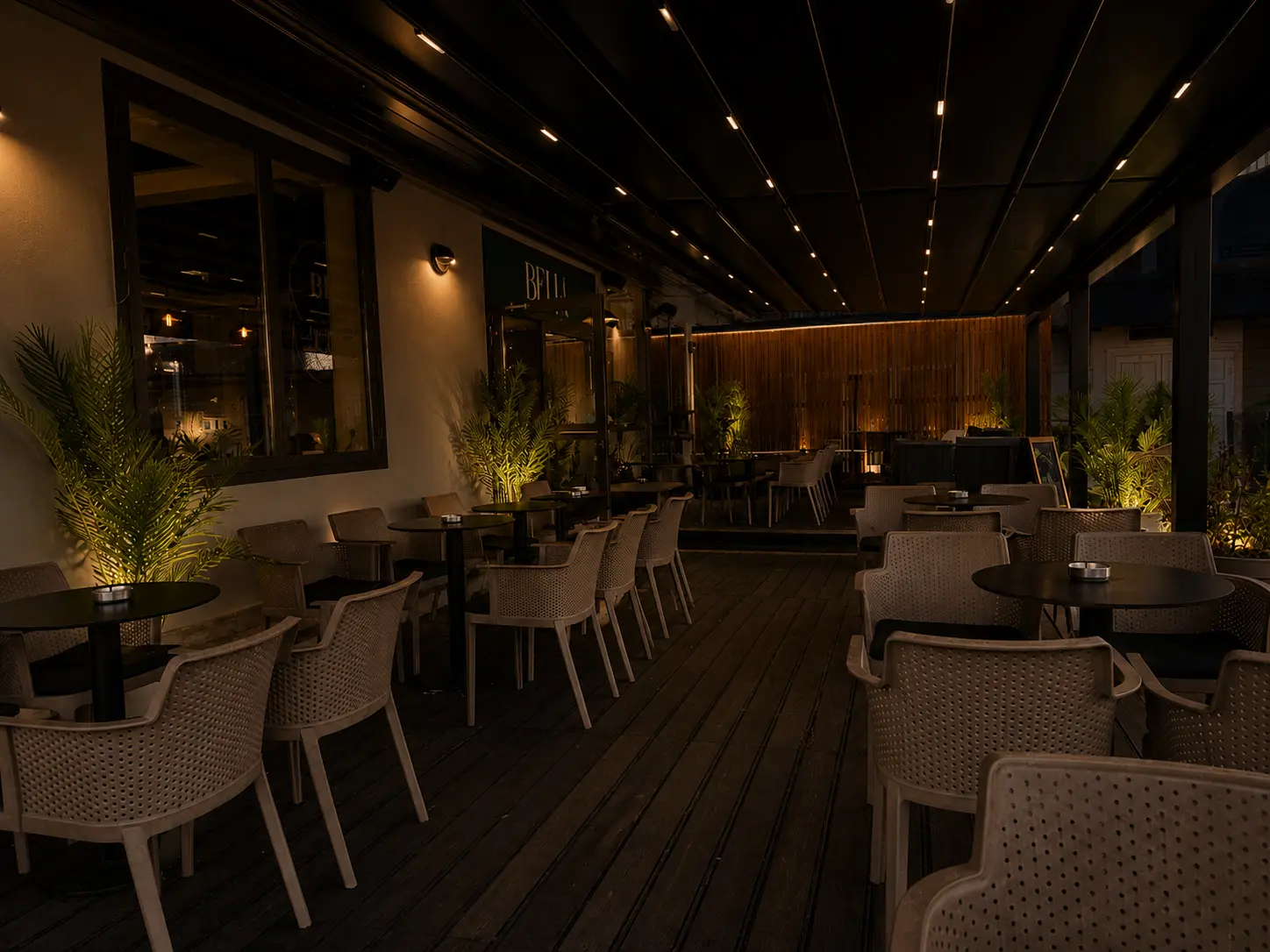 Toplo osvijetljena terasa Belu Lounge Bara navečer